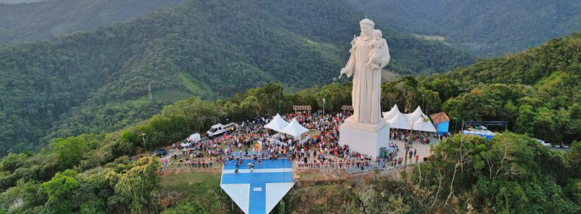 Com centenas de fiéis, Caraguatatuba ganha nova imagem do Padroeiro e iluminação do Morro Santo Antônio