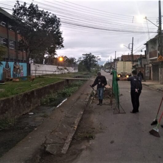 Limpeza e roçada chegam a diversos pontos nas regiões Central e Sul de Caraguatatuba