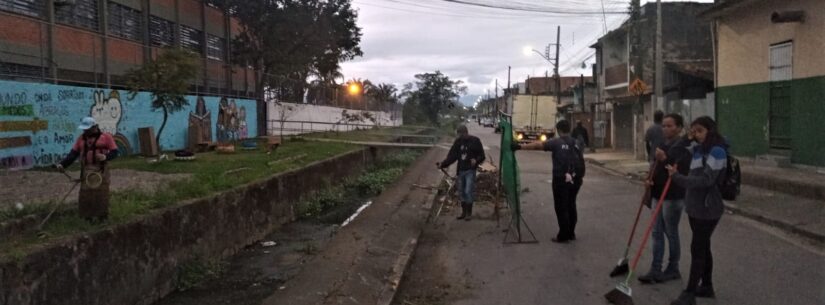 Limpeza e roçada chegam a diversos pontos nas regiões Central e Sul de Caraguatatuba