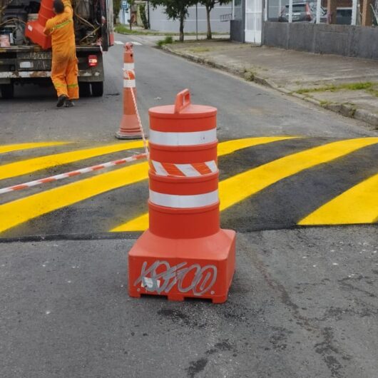 Prefeitura de Caraguatatuba implanta lombadas em avenidas do Pontal Santamarina