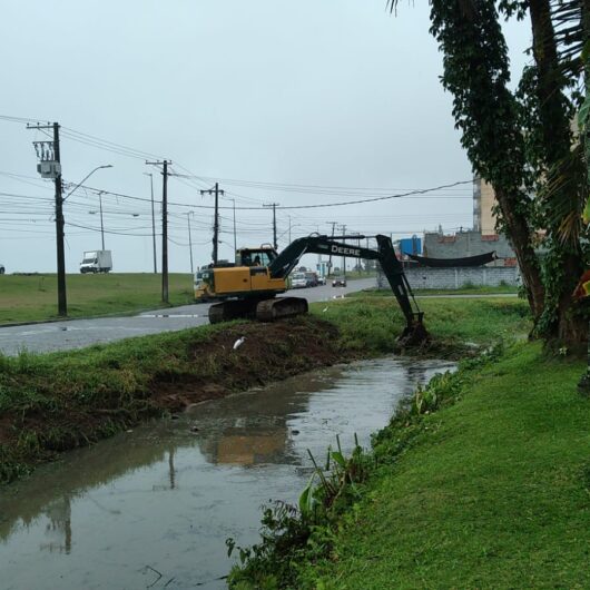 Prefeitura faz limpeza de córrego no Massaguaçu para evitar alagamentos