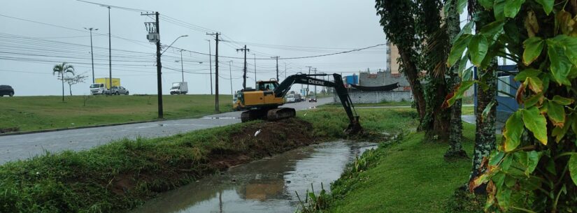 Prefeitura faz limpeza de córrego no Massaguaçu para evitar alagamentos