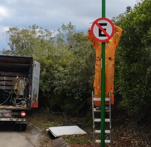 Prefeitura instala sinalização no Morro Santo Antônio para organizar o trânsito de veículos