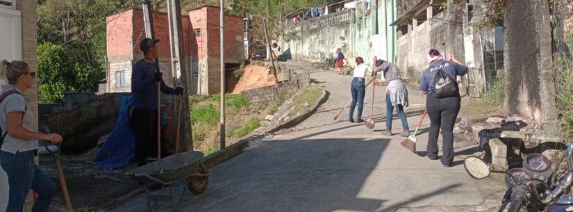 Prefeitura de Caraguatatuba realiza manutenção de sarjeta e corte de árvore com risco de queda