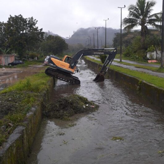 Prefeitura de Caraguatatuba realiza desassoreamento de vala e galeria nos bairros Casa Branca e Olaria