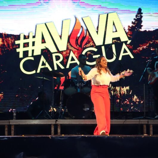 Louvor e adoração marcam abertura do 5º Aviva Caraguá que segue até sábado na Praça da Cultura