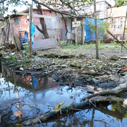 Prefeitura de Caraguatatuba combate despejo irregular de esgoto ao longo do Rio Lagoa