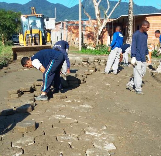 Prefeitura faz nivelamento de bloquetes em rua do Perequê-Mirim