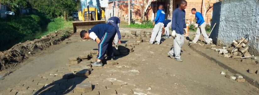 Prefeitura faz nivelamento de bloquetes em rua do Perequê-Mirim