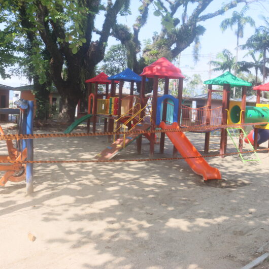 Prefeitura interdita parquinho na Praça Diógenes Ribeiro de Lima devido ao risco de queda iminente de árvore