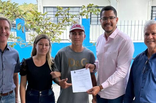 Projeto ‘Gabinete em Ação’ possibilita entrega de guias de emplacamento aos moradores do Massaguaçu Projeto ‘Gabinete em Ação’ possibilita entrega de guias de emplacamento aos moradores do Massaguaçu