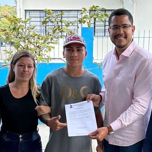 Projeto ‘Gabinete em Ação’ possibilita entrega de guias de emplacamento aos moradores do Massaguaçu