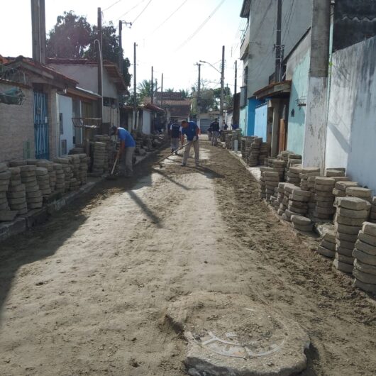 Prefeitura de Caraguatatuba realiza reassentamento de bloquetes em rua do Morro do Algodão