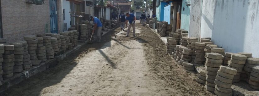 Prefeitura de Caraguatatuba realiza reassentamento de bloquetes em rua do Morro do Algodão