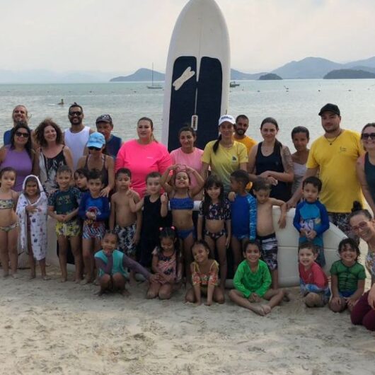 Alunos da Educação Infantil participam de aula de Stand Up Paddle na praia da Tabatinga