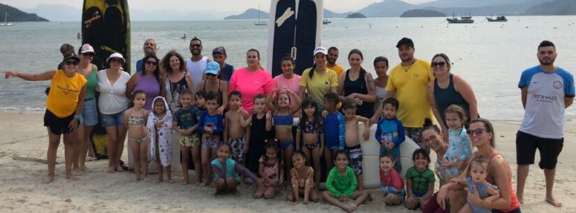 Alunos da Educação Infantil participam de aula de Stand Up Paddle na praia da Tabatinga
