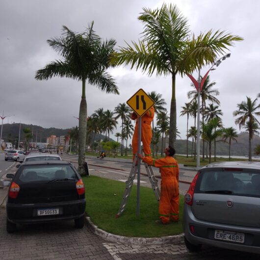 Prefeitura de Caraguatatuba realiza limpeza e reposição de placas de trânsito em seis bairros