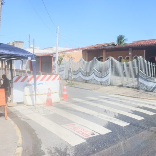 Rua São Benedito em Caraguatatuba continua interditada para obras da Sabesp