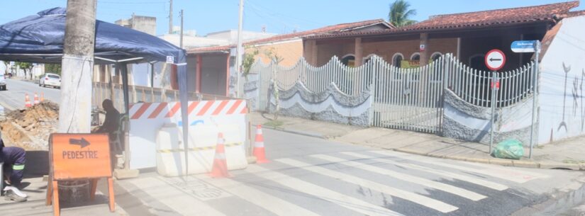 Rua São Benedito em Caraguatatuba continua interditada para obras da Sabesp