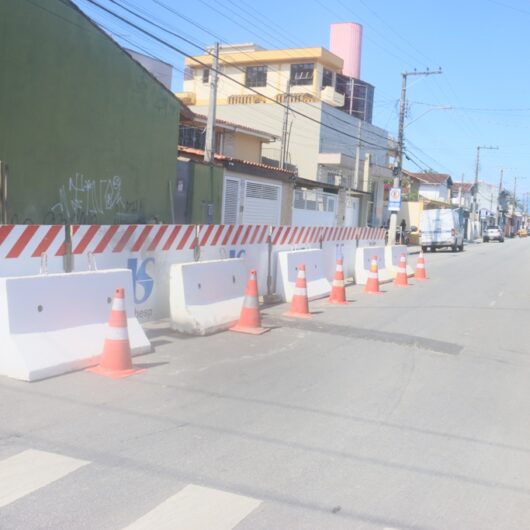 Rua São Benedito em Caraguatatuba continua interditada para obras da Sabesp