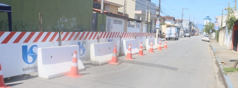Rua São Benedito em Caraguatatuba continua interditada para obras da Sabesp