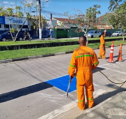 Prefeitura de Caraguatatuba faz sinalização em vias do Sumaré e Morro do Algodão