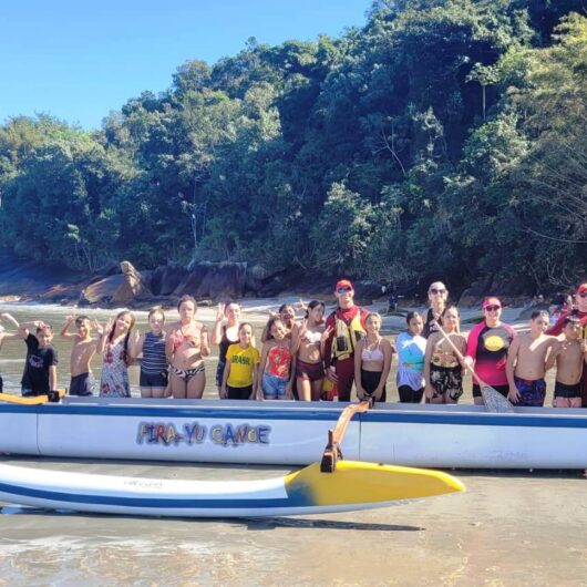 Alunos do Jaraguazinho participam de passeio em canoa havaiana na praia da Pedra da Freira