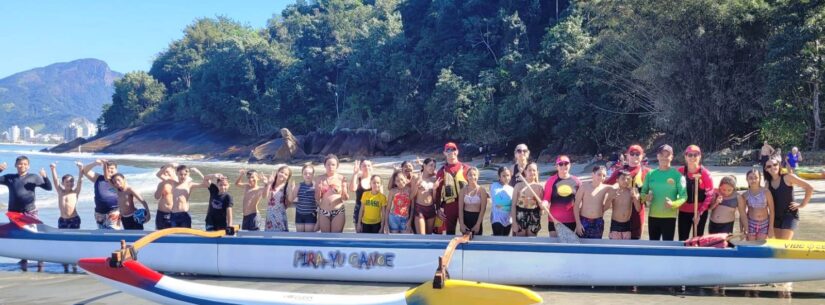 Alunos do Jaraguazinho participam de passeio em canoa havaiana na praia da Pedra da Freira