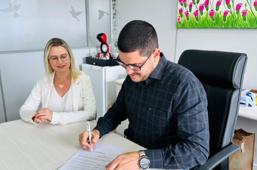 Prefeito de Caraguatatuba assina projeto que adequa piso para beneficiar 1.568 professores efetivos do Magistério Prefeito de Caraguatatuba assina projeto que adequa piso para beneficiar 1.568 professores efetivos do Magistério
