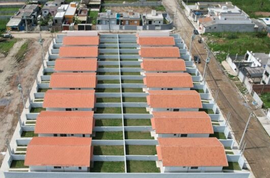 Prefeito de Caraguatatuba realiza entrega de casas populares no Balneário Golfinhos Prefeito de Caraguatatuba realiza entrega de casas populares no Balneário Golfinhos
