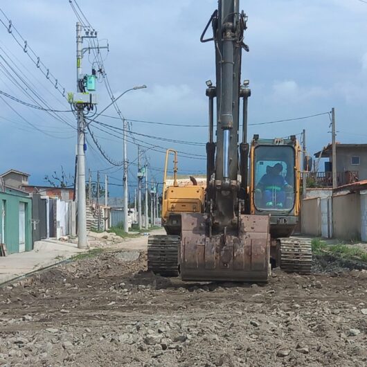 Prefeitura de Caraguatatuba investe em pavimentação e drenagem no Golfinhos