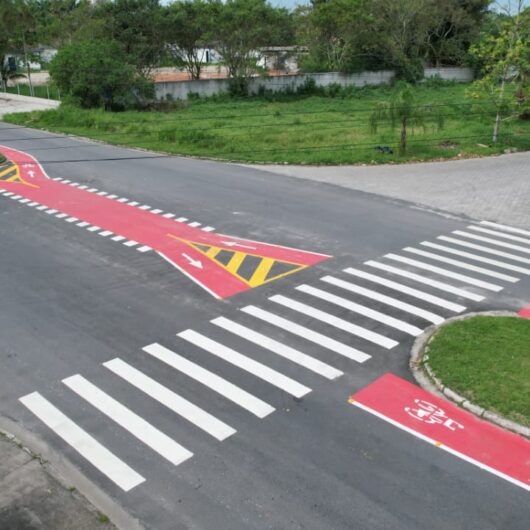 Prefeitura de Caraguatatuba demarca ciclofaixa no Pontal Santamarina e sinalização na Ponte Seca