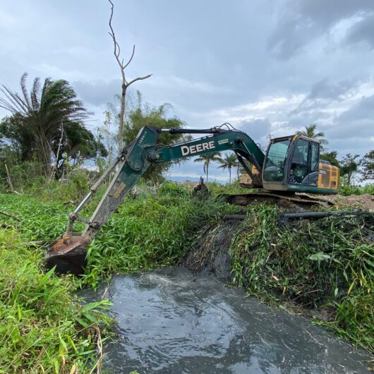 Prefeitura de Caraguatatuba promove limpeza de valas de drenagem no Porto Novo