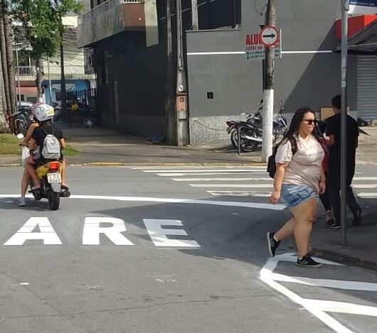 Prefeitura instala e reforça sinalizações de trânsito na região central de Caraguatatuba