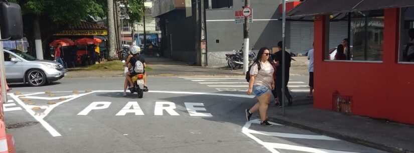 Prefeitura instala e reforça sinalizações de trânsito na região central de Caraguatatuba