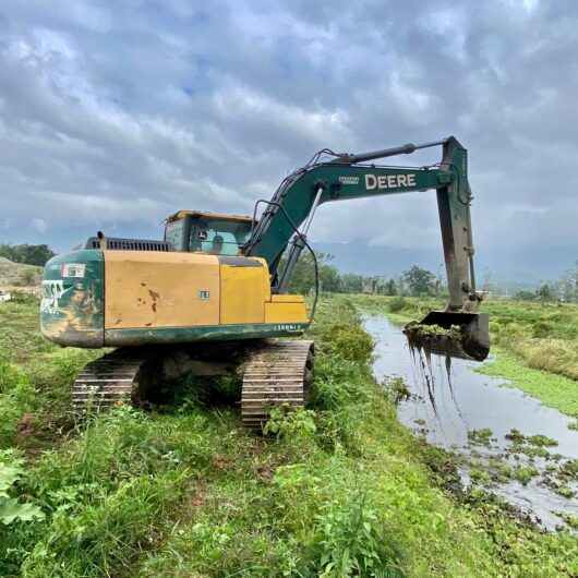 Limpeza de valas nas regiões Norte e Sul melhora drenagem de águas pluviais