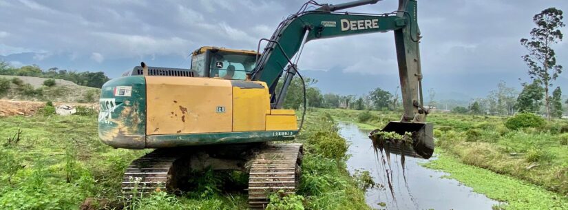 Limpeza de valas nas regiões Norte e Sul melhora drenagem de águas pluviais