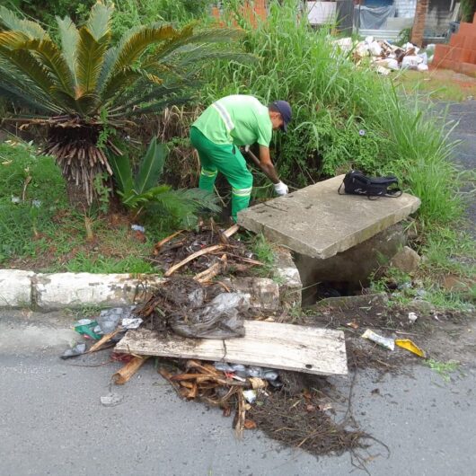 Prefeitura desentope caixa de inspeção cheia de resíduos plásticos no Massaguaçu