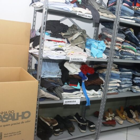 Fundo Social de Caraguatatuba repassa quase 6,5 mil peças de roupas para famílias em vulnerabilidade social em agosto