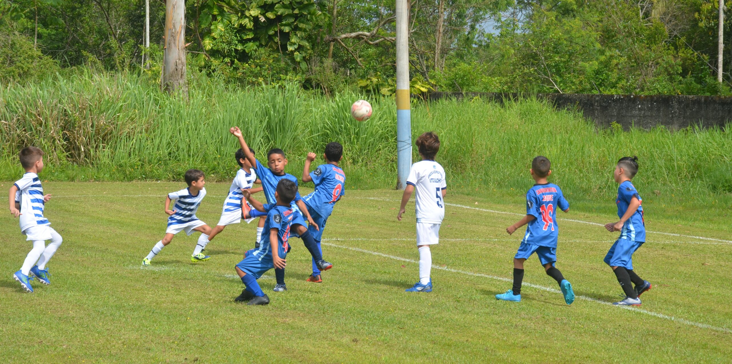 Meninos crianças jogando futebol, esporte, jogo, conjunto de