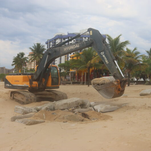 Emissários danificados por ressaca são retirados da praia Martim de Sá