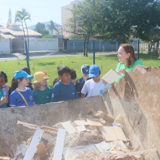 Alunos do colégio Anglo Módulo de Caraguatatuba visitam Ecoponto e Cooperativa de reciclagem