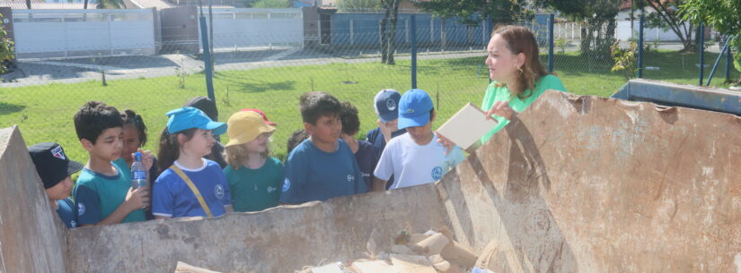 Alunos do colégio Anglo Módulo de Caraguatatuba visitam Ecoponto e Cooperativa de reciclagem