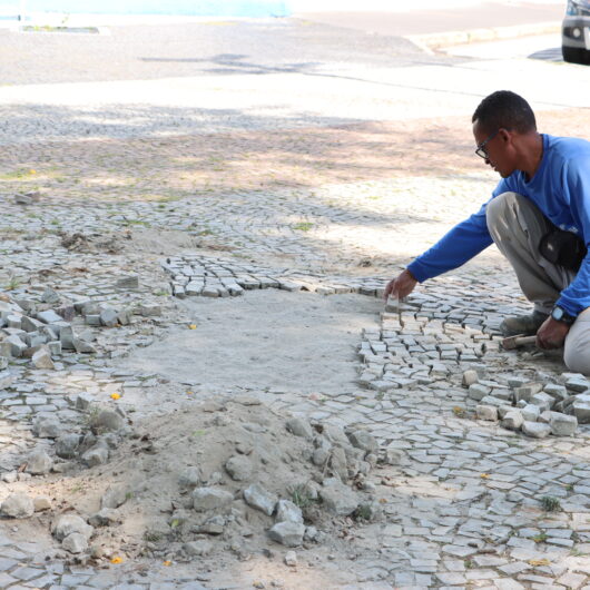 Prefeitura faz reparos no piso de pedras portuguesas da Praça Cândido Mota