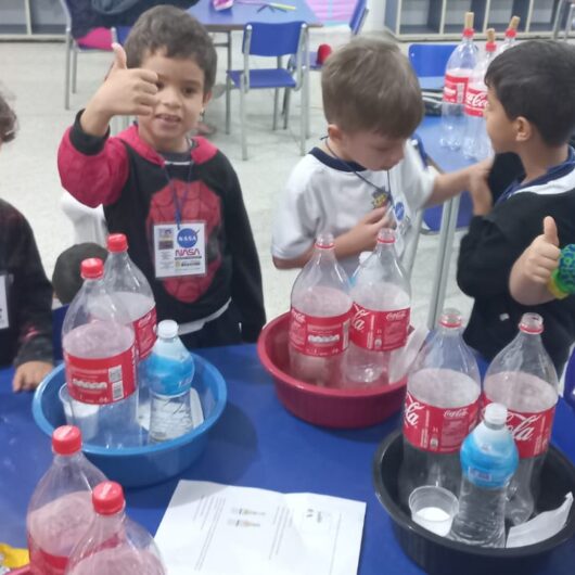 Alunos de escola do Massaguaçu participam do Projeto NASA e fazem experiência de lançamento de foguetes