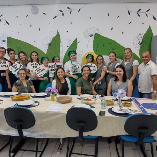 O Projeto Chef Caraguá, criado pela Prefeitura de Caraguatatuba, por meio da Secretaria de Educação, conheceu as receitas finalistas produzidas pelas cozinheiras da rede municipal de ensino. As três finalistas foram conhecidas na noite desta segunda-feira (30/10) por meio de uma live feita pelo prefeito de Caraguatatuba, Aguilar Junior, e a secretária de Educação, Márcia Paiva. Para este ano, 34 unidades escolares participaram do desafio, que foi produzir uma receita que tenha como ingrediente principal a carne moída. As três melhores receitas avaliadas e que farão a final são das seguintes escolas: CEI Maria Eugênia Chodounsky (Casa Branca); EMEF Jane Urbano Focesi (Perequê-Mirim) e EMEI/EMEF Bernardo Ferreira Louzada (Rio do Ouro). O resultado do concurso será anunciado em evento que acontecerá no Teatro Mario Covas no dia 25 de novembro. A receita vencedora passará a integrar o cardápio da Rede Municipal de ensino em 2024. A secretária de Educação, Márcia Paiva, destacou que muito mais que uma competição alimentar, o objetivo foi proporcionar uma integração entre professores, alunos e cozinheiras. “Ficamos muito felizes com a participação das 32 escolas. Quero parabenizar toda a equipe da Educação, das escolas participantes e principalmente as cozinheiras. Foi uma receita melhor que a outra”, disse o prefeito Aguilar Junior.