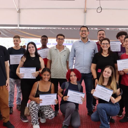 Jovens de Caraguatatuba recebem certificado do workshop de atendimento ao público e hotelaria