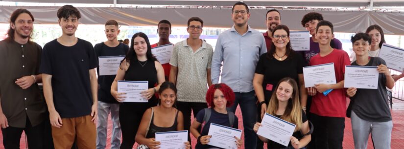 Jovens de Caraguatatuba recebem certificado do workshop de atendimento ao público e hotelaria