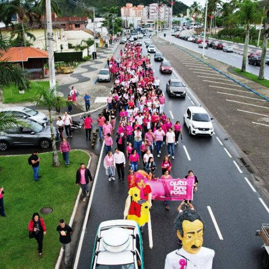 Caminhada do Outubro Rosa reúne 500 pessoas em Caraguatatuba e reforça importância do autocuidado