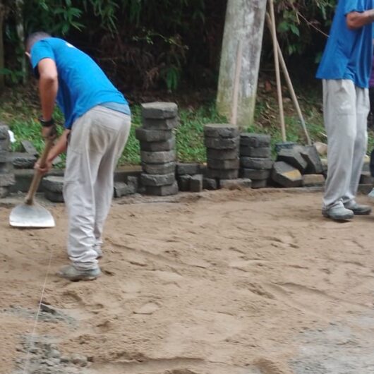 Prefeitura trabalha no nivelamento e reassentamento de bloquetes em ruas da cidade